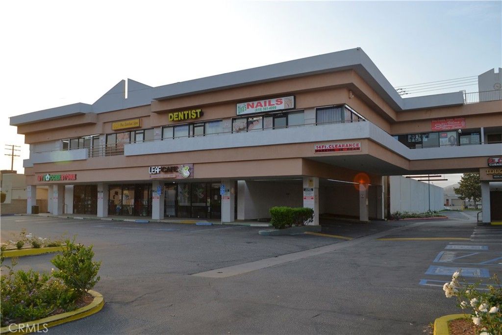 Exterior, Facade, Modern