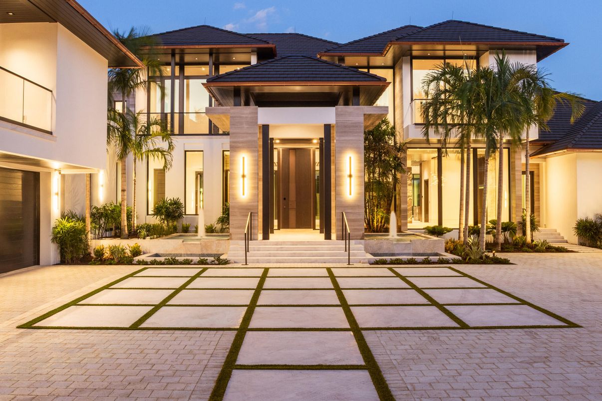 Exterior, Facade, Modern