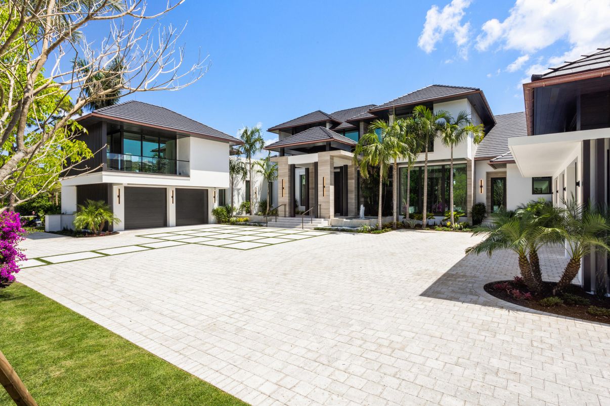 Attached, Exterior, Facade, Mediterranean