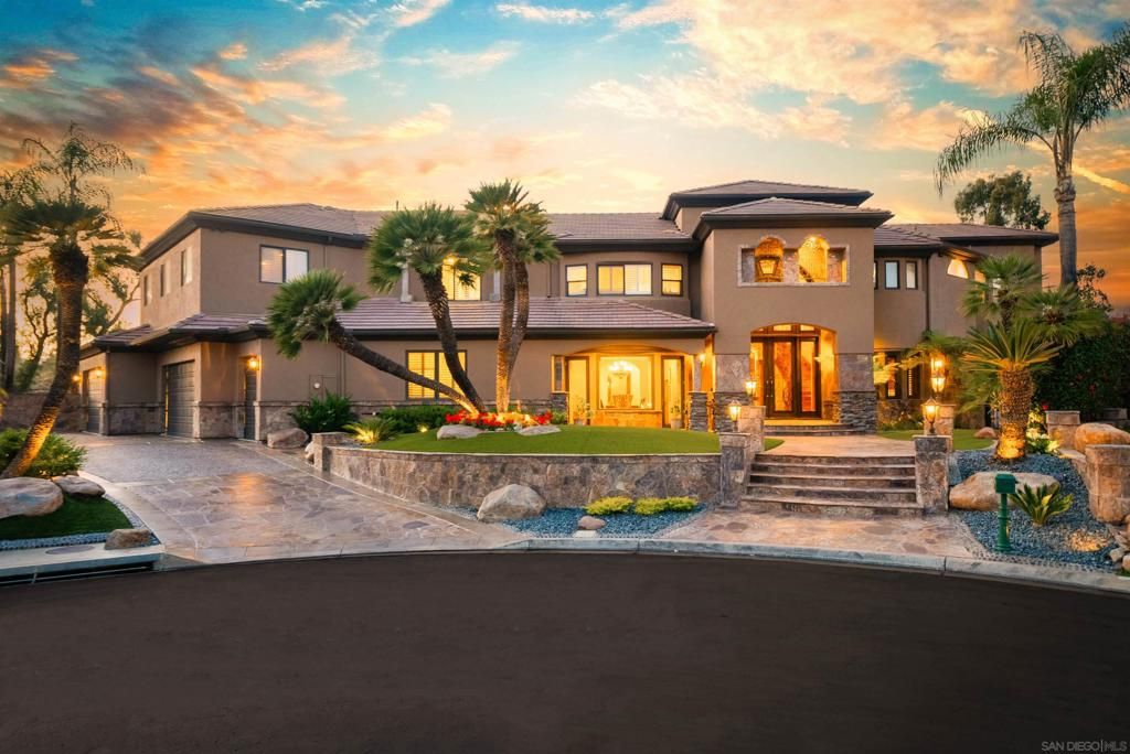Attached, Exterior, Facade, Mediterranean