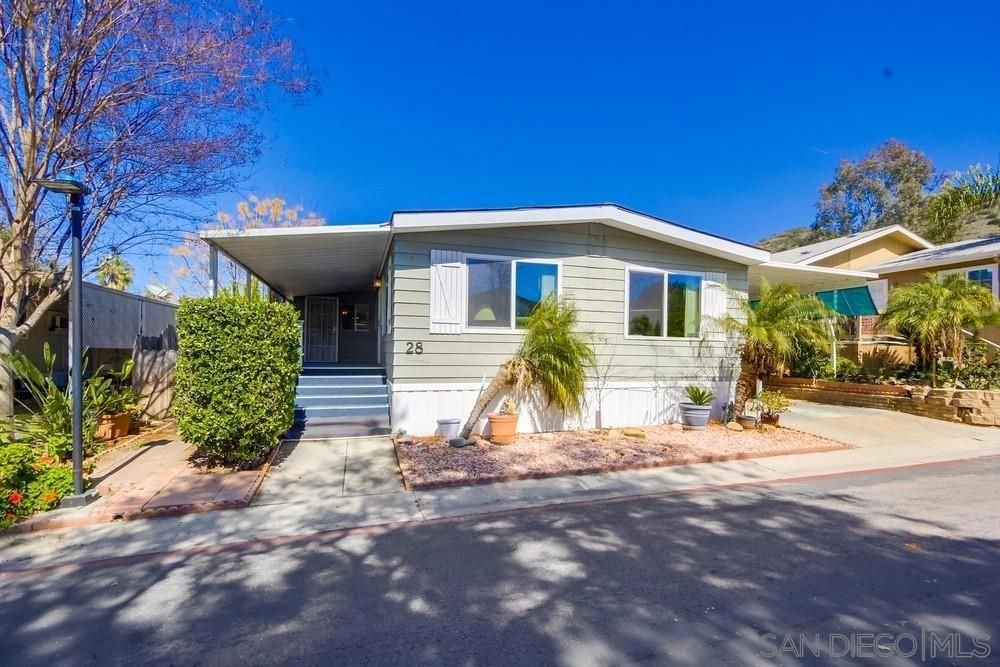 Exterior, Facade, Ranch
