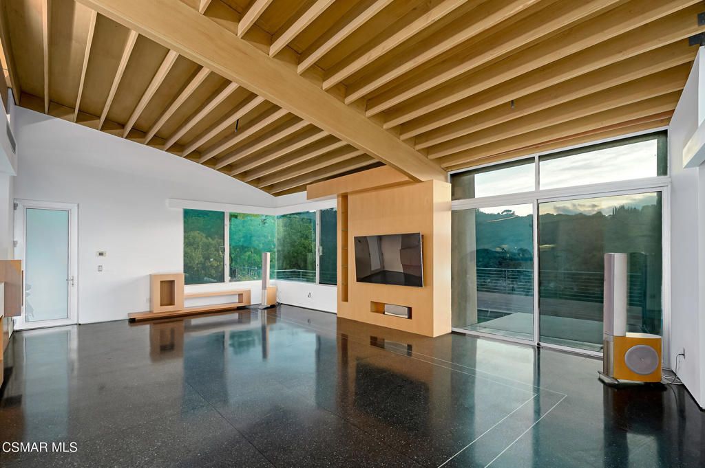 Empty room, Interior, Wooden Beams