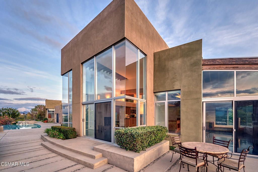 Exterior, Facade, Pool, Modern