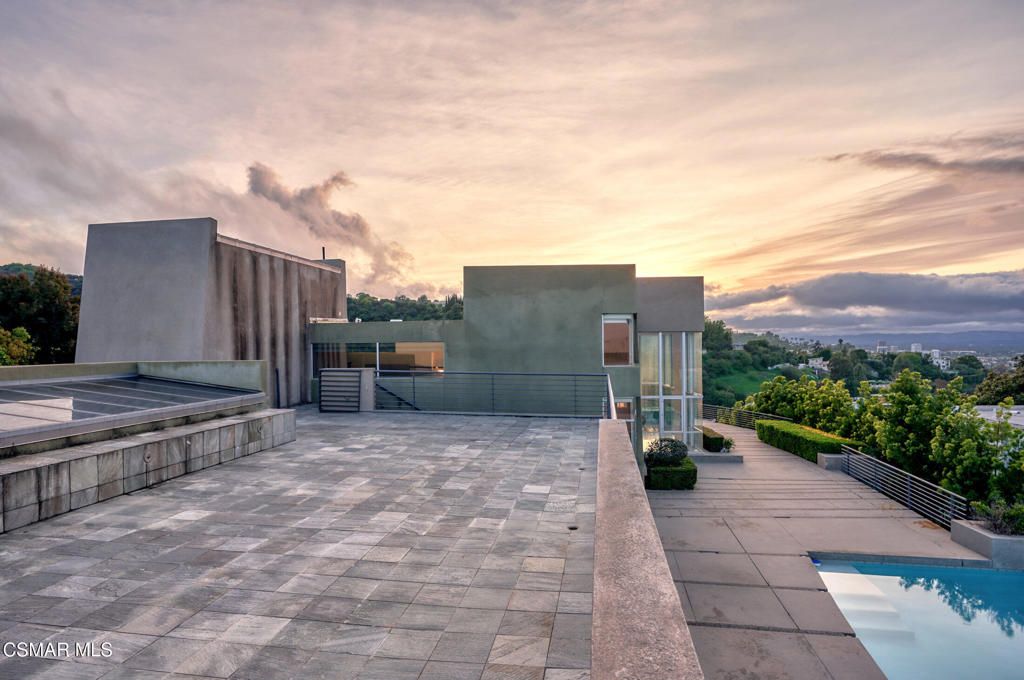 Exterior, Facade, Pool, Modern