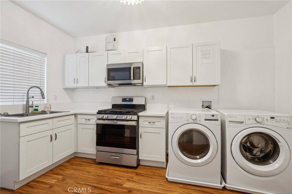 Interior, Washer, Wood Texture Flooring