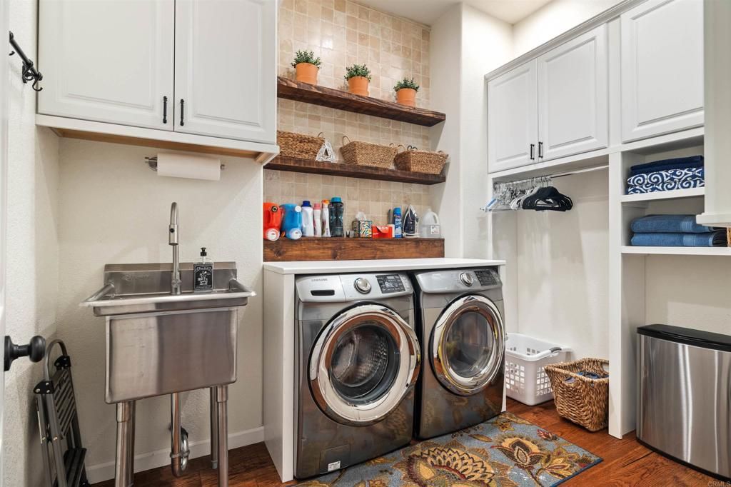 Interior, Washer, Wood Texture Flooring