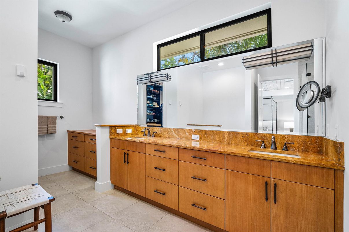 Bathroom, Dual Sink Vanities, Interior, Recessed Lighting