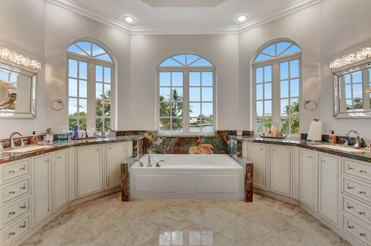Bathroom, Dual Sink Vanities, Interior, Recessed Lighting