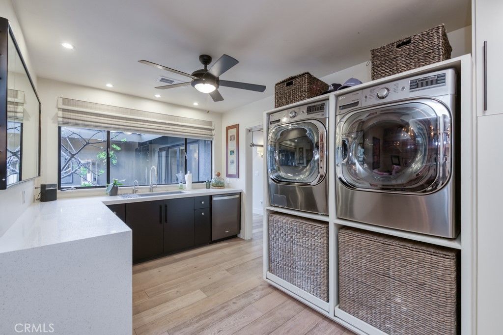 Interior, Recessed Lighting, Washer, Wood Texture Flooring