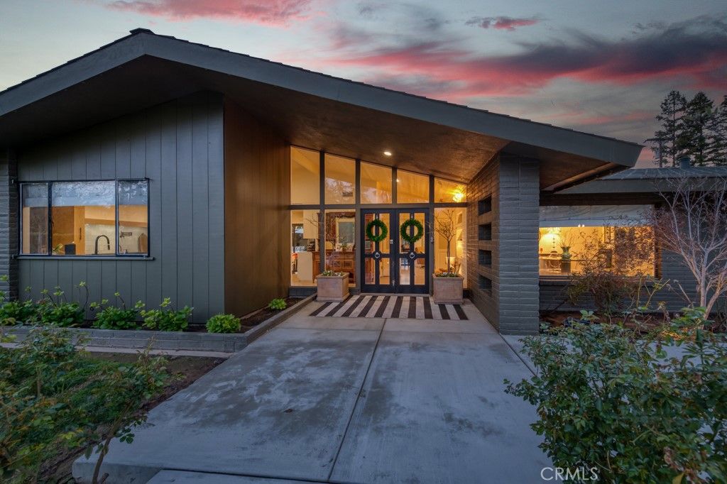 Exterior, Facade, Modern
