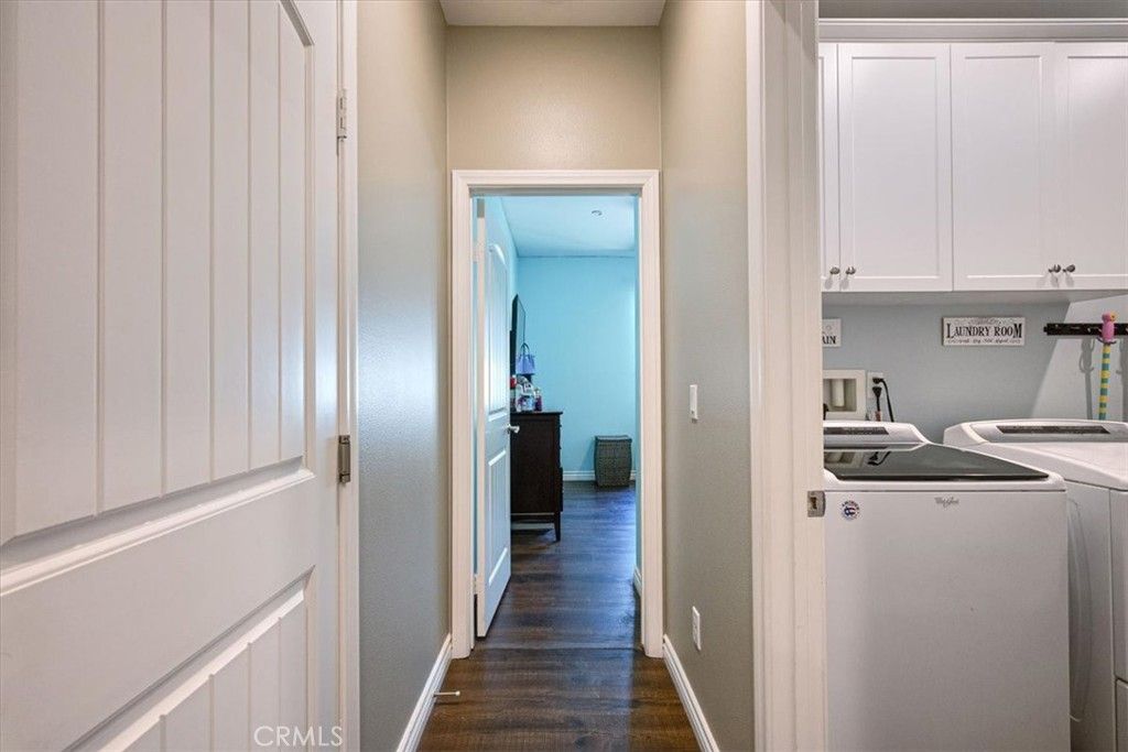 Interior, Recessed Lighting, Washer, Wood Texture Flooring