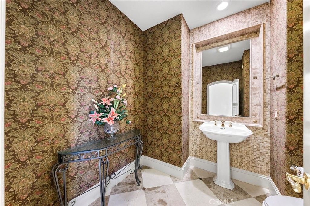 Bathroom, Interior, Recessed Lighting