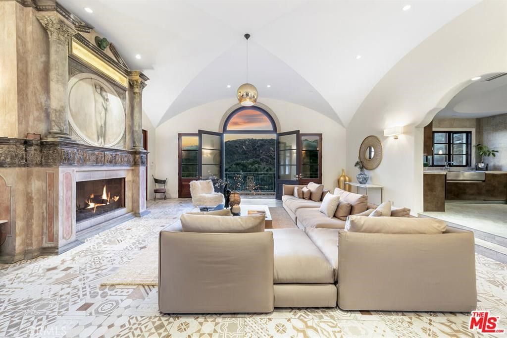 Fireplace, Interior, Living room, Pendant Lights, Recessed Lighting