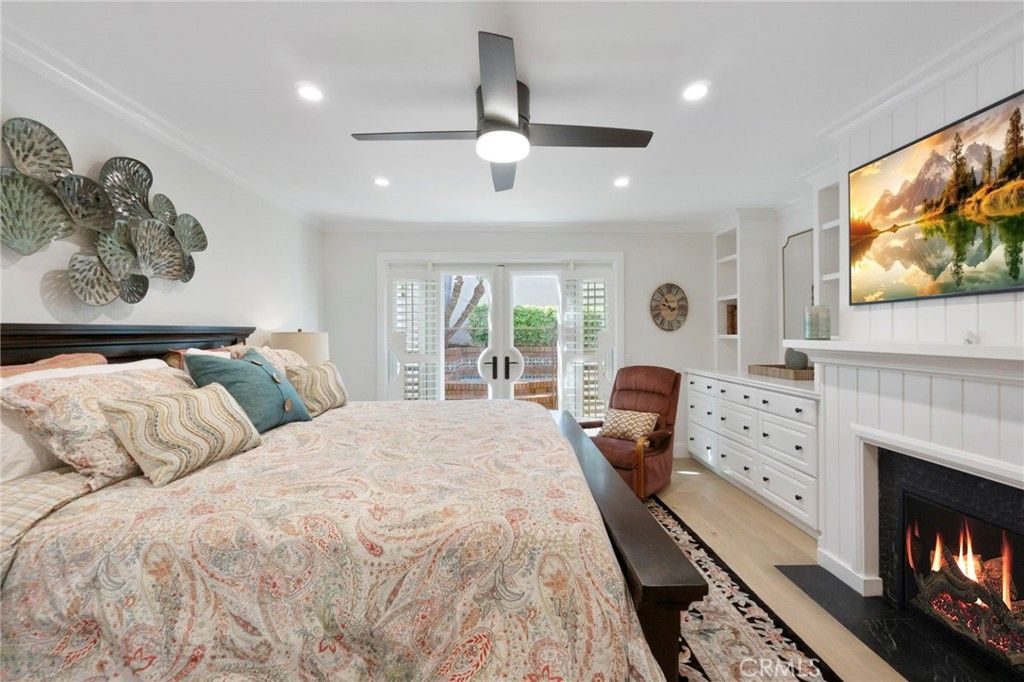 Bedroom, Fireplace, Interior, Recessed Lighting, Wood Texture Flooring