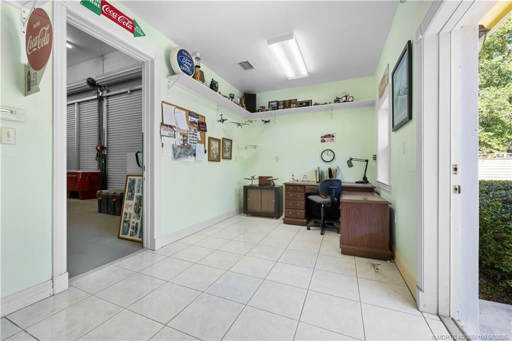 Home Office, Interior