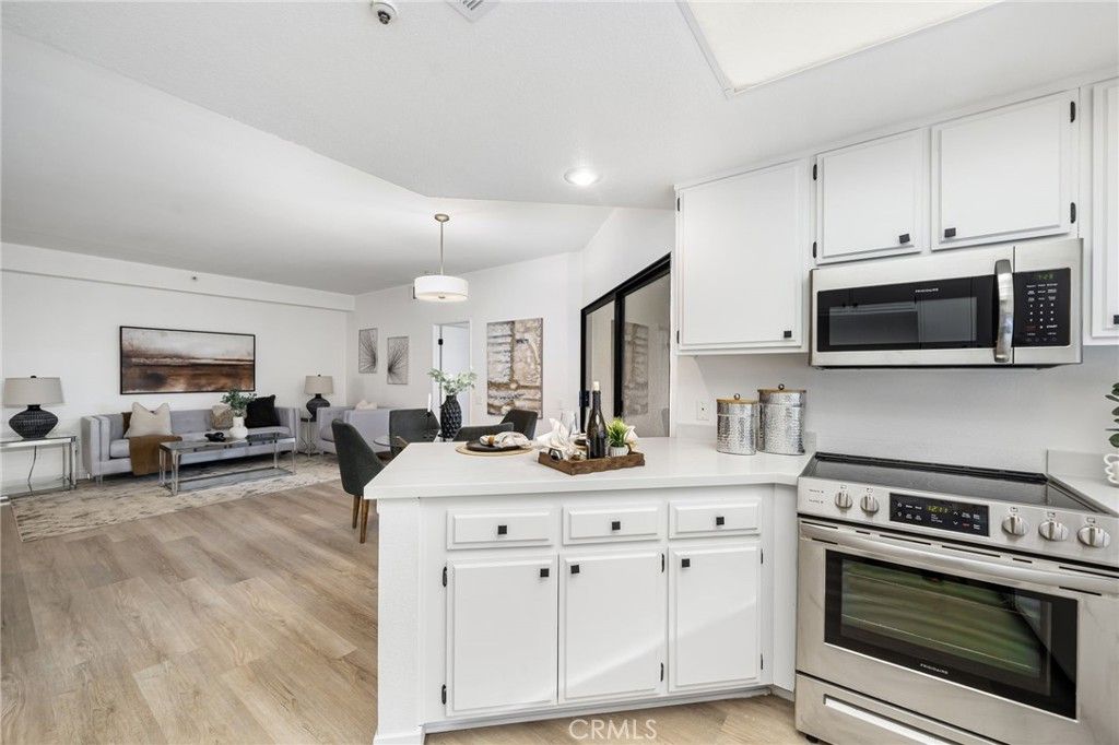 Dining room, Interior, Kitchen, Living room, Pendant Lights, Recessed Lighting, Stainless Steel Appliances, Wood Texture Flooring