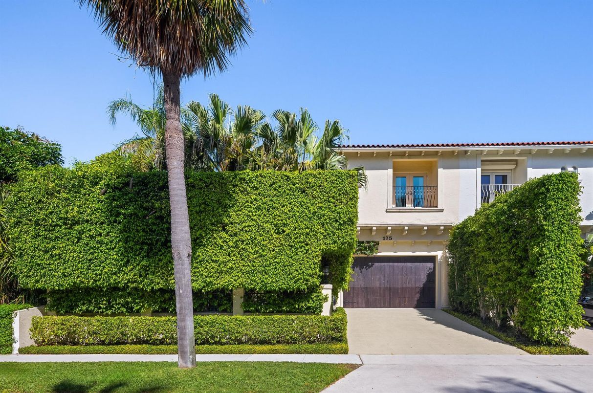 Attached, Exterior, Facade, Mediterranean