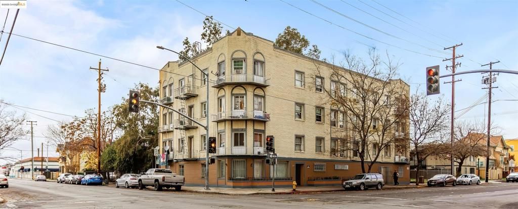 Exterior, Facade, Rowhouse