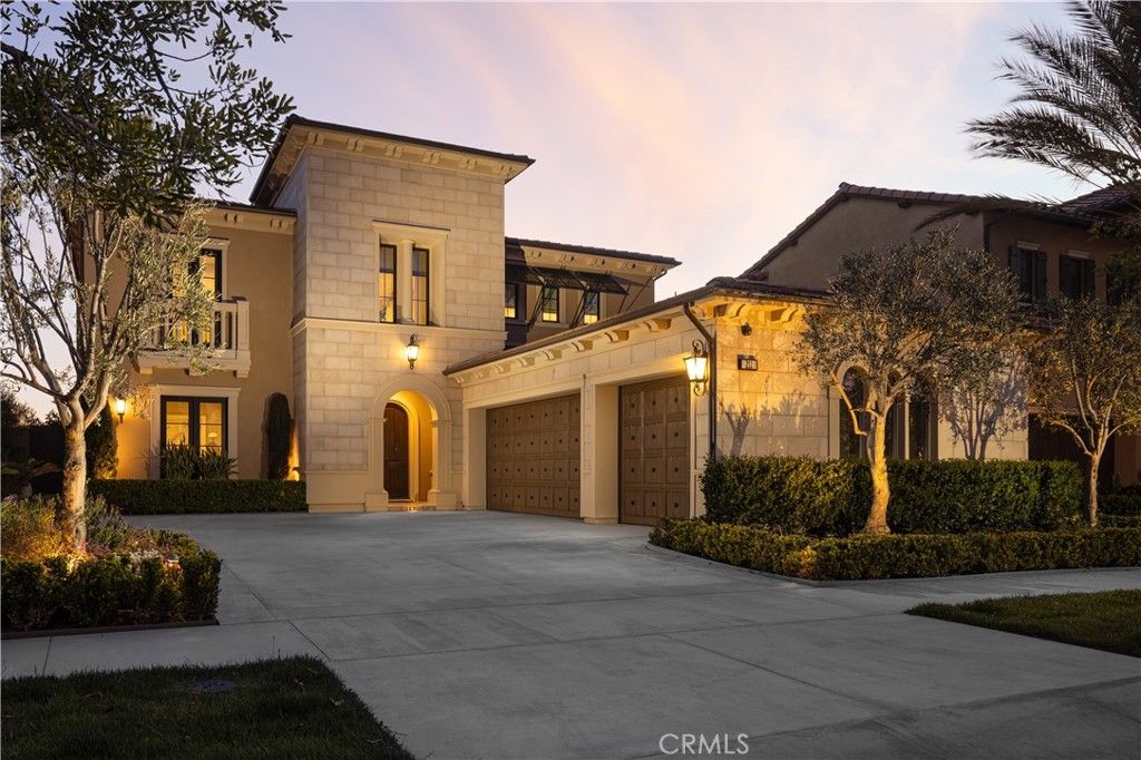Attached, Exterior, Facade, Mediterranean