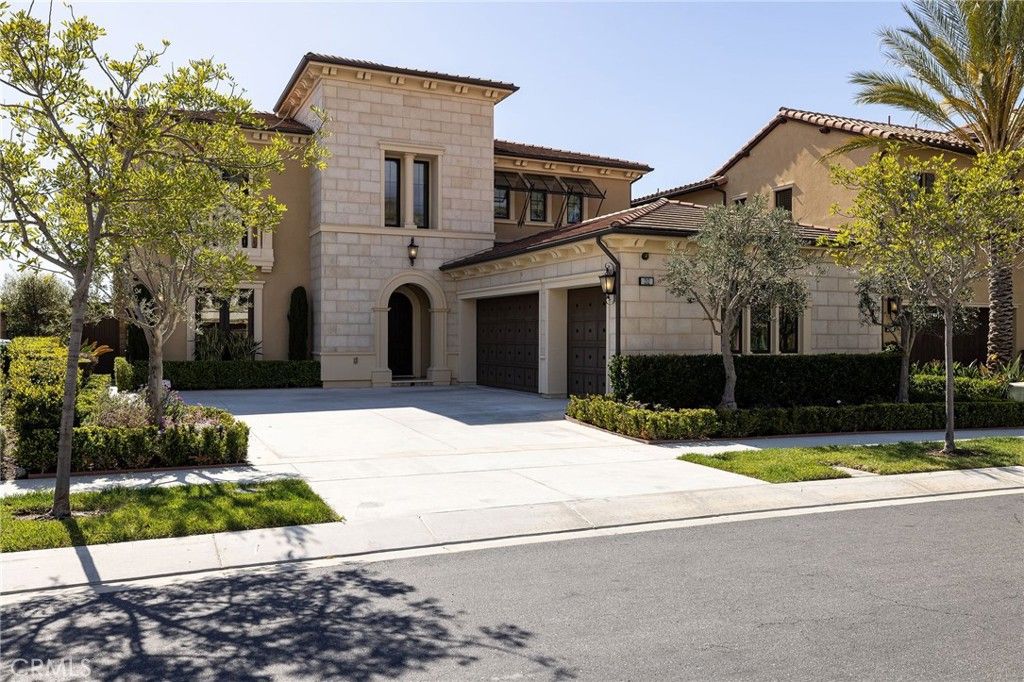 Attached, Exterior, Facade, Mediterranean