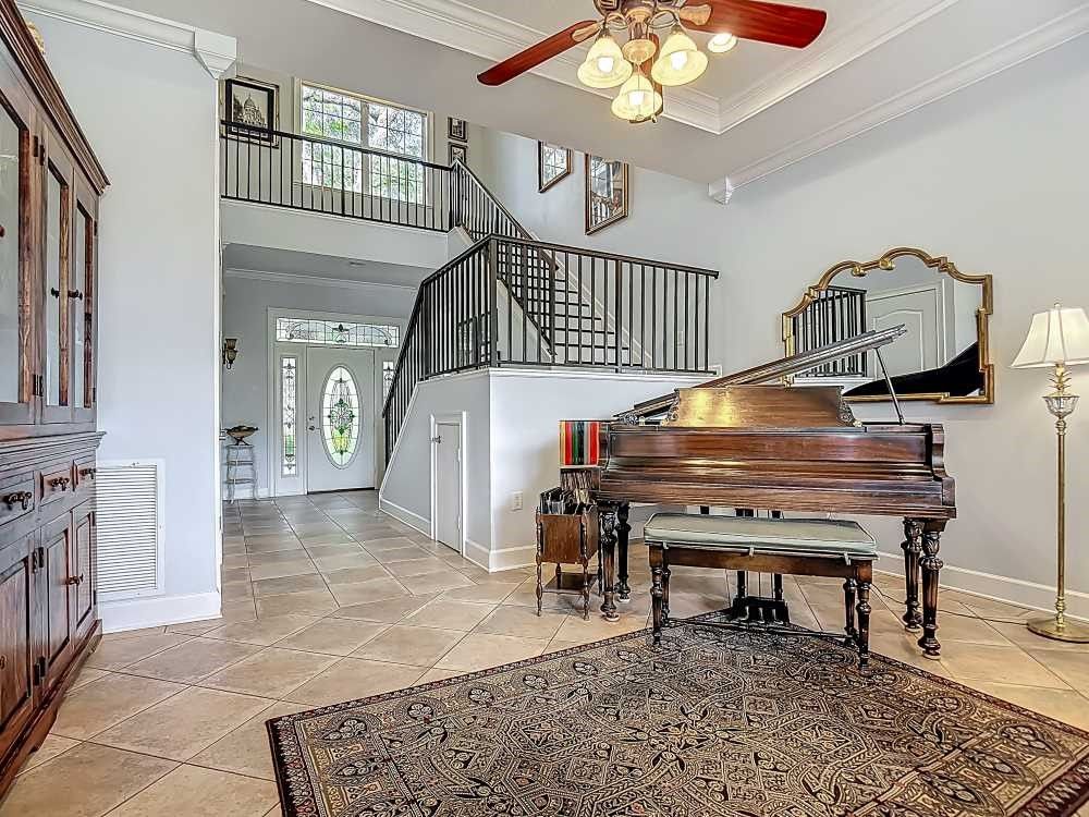 Interior, Piano