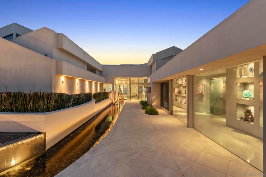 Exterior, Facade, Modern