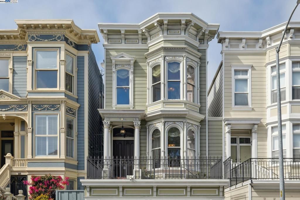 Exterior, Facade, Rowhouse