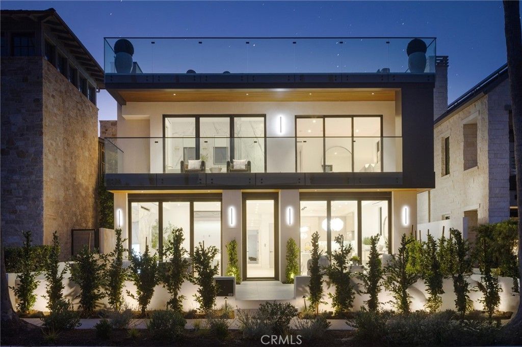 Exterior, Facade, Modern