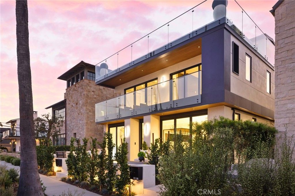 Exterior, Facade, Modern