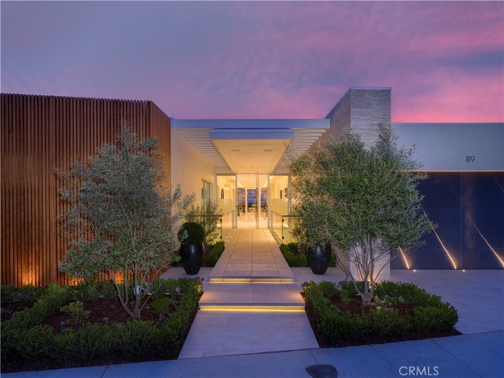Exterior, Facade, Modern