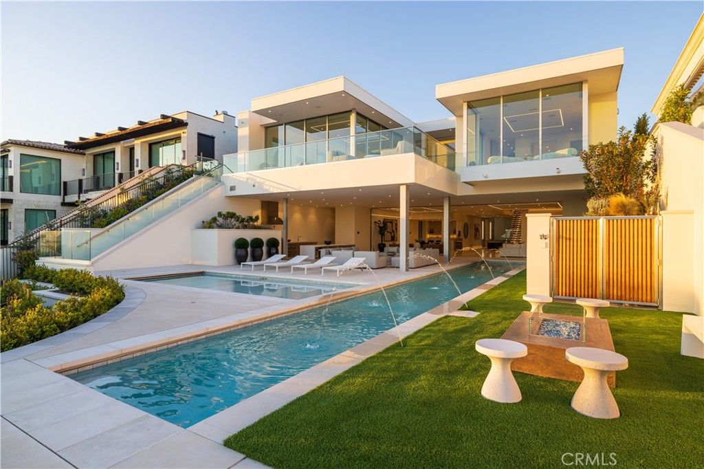 Exterior, Facade, Pool, Modern