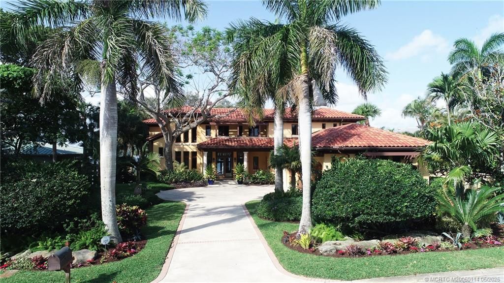Exterior, Facade, Mediterranean
