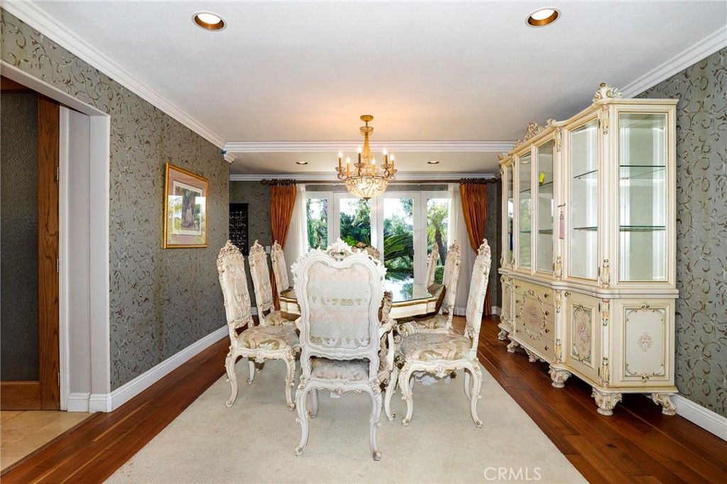 Chandelier, Dining room, Interior, Recessed Lighting, Wood Texture Flooring
