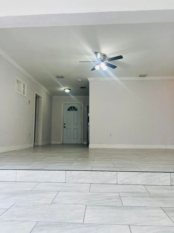 Empty room, Interior
