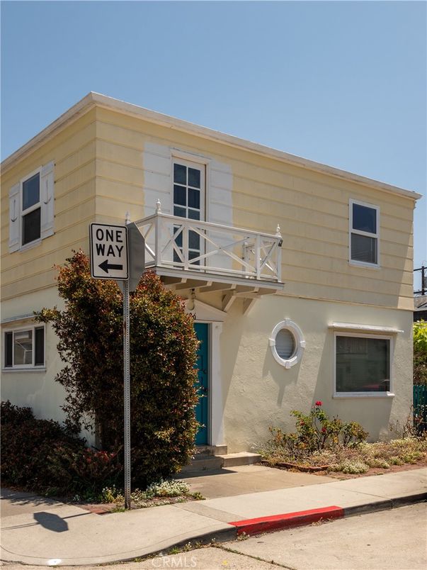 Exterior, Facade, Modern