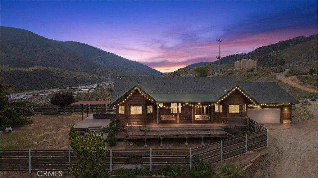 Exterior, Facade, Log Home