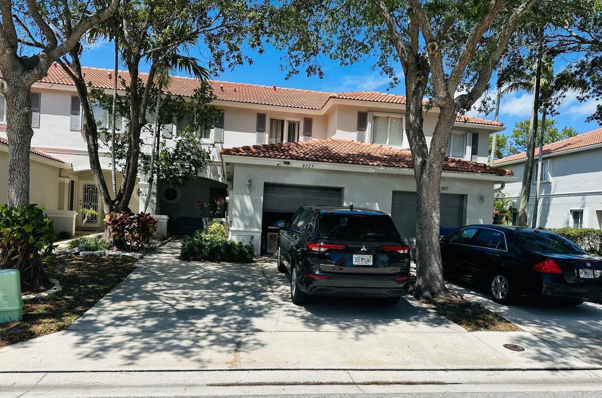 Attached, Exterior, Facade, Mediterranean