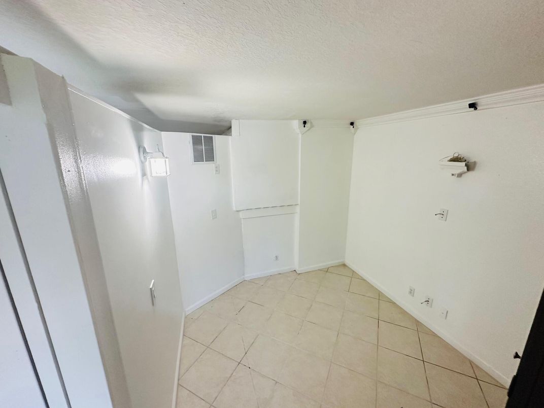 Empty room, Interior
