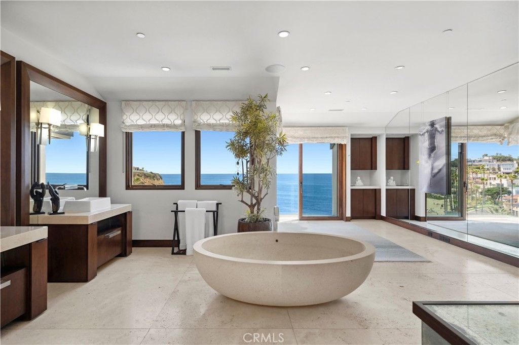 Bathroom, Free Standing Baths, Interior, Recessed Lighting, Water