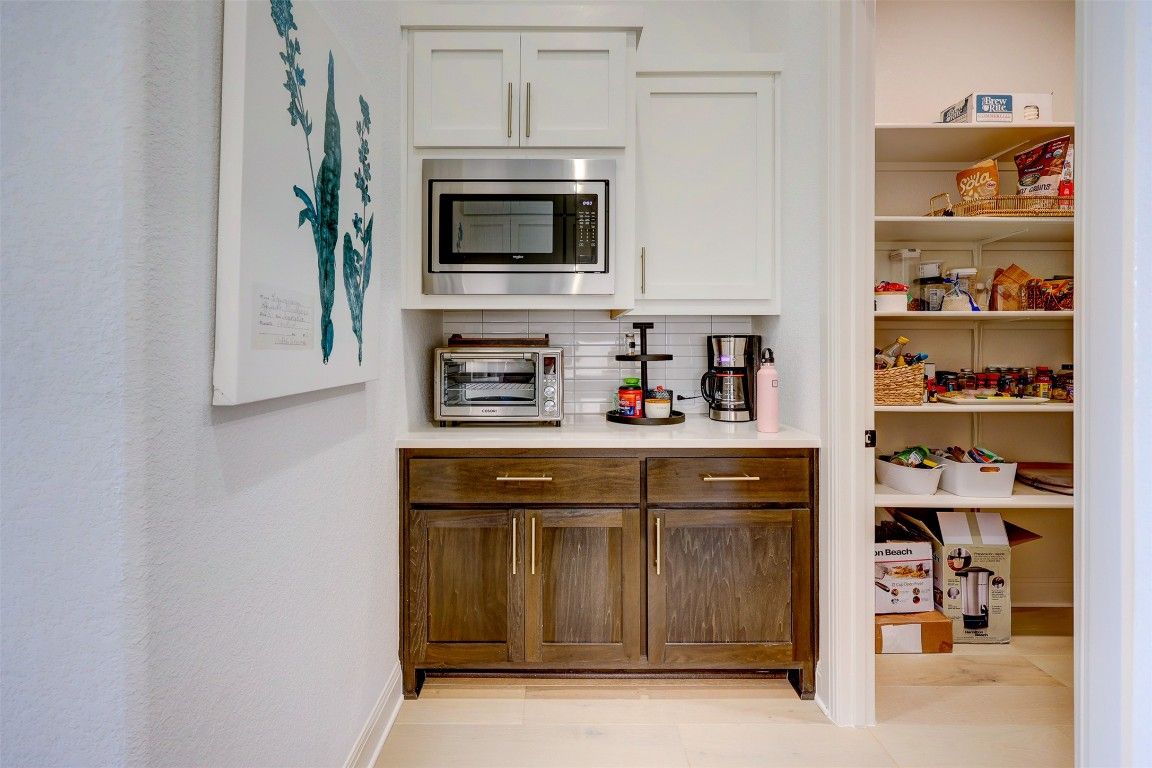 Interior, Stainless Steel Appliances