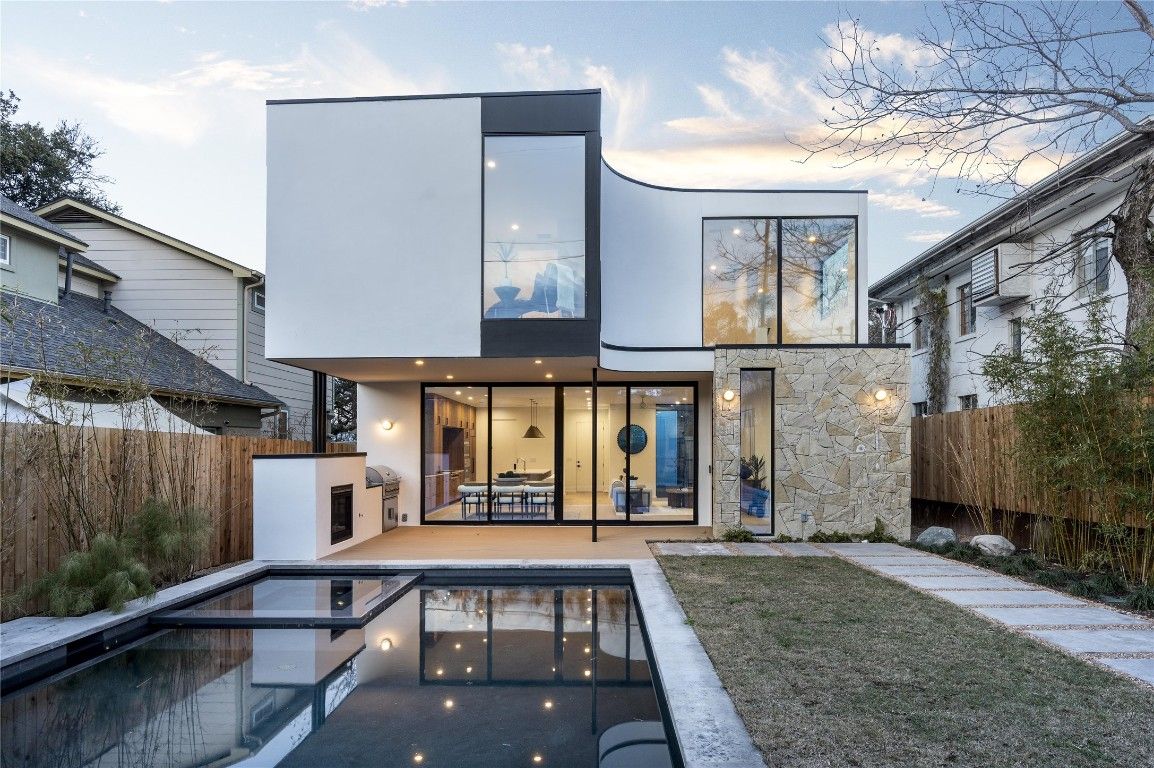 Backyard, Exterior, Facade, Pool, Modern