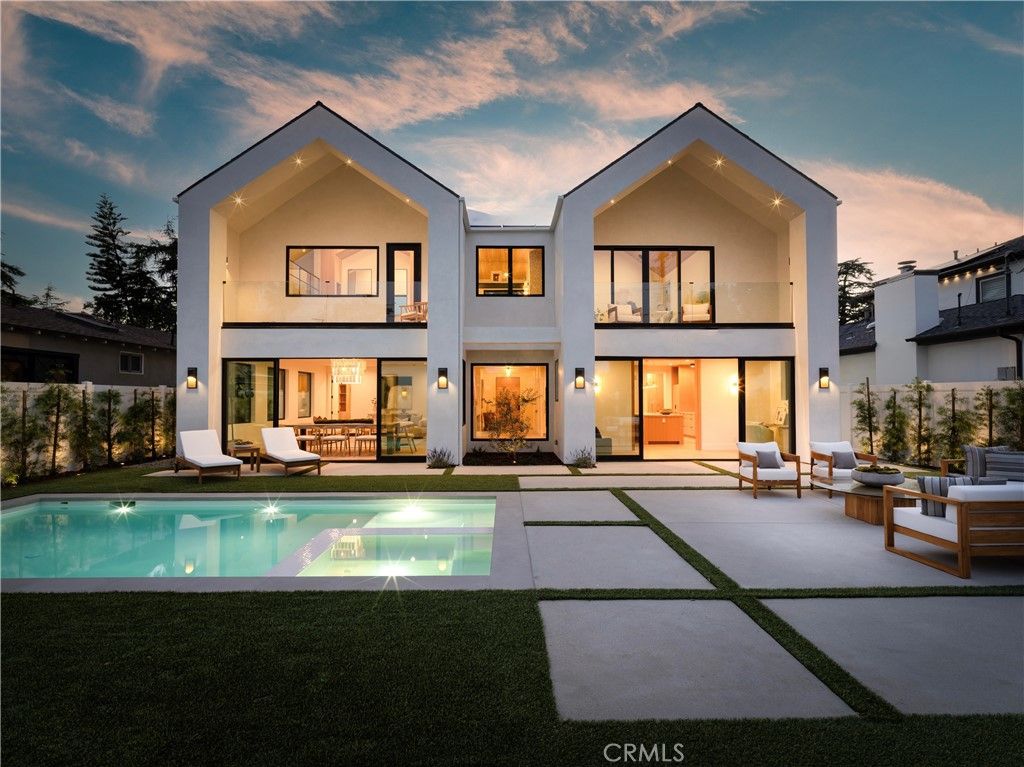Exterior, Facade, Pool, Modern