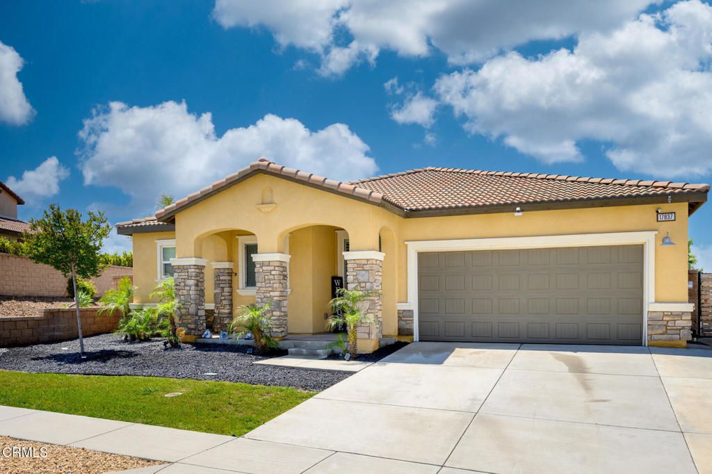 Attached, Exterior, Facade, Mediterranean