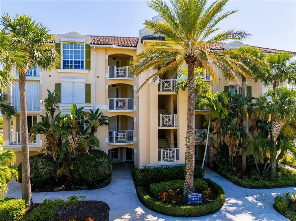 Exterior, Facade, Condo Building