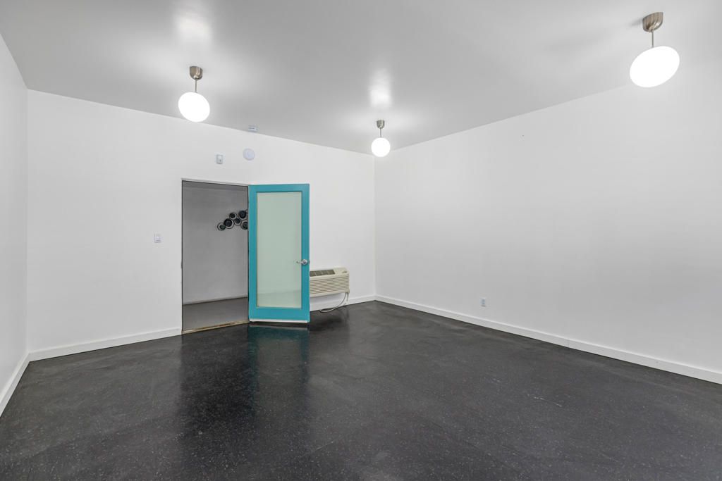 Empty room, Interior, Pendant Lights