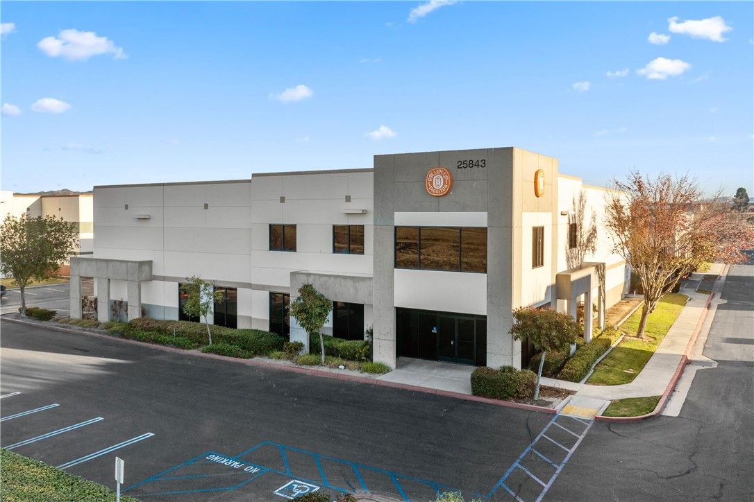 Exterior, Facade, Modern