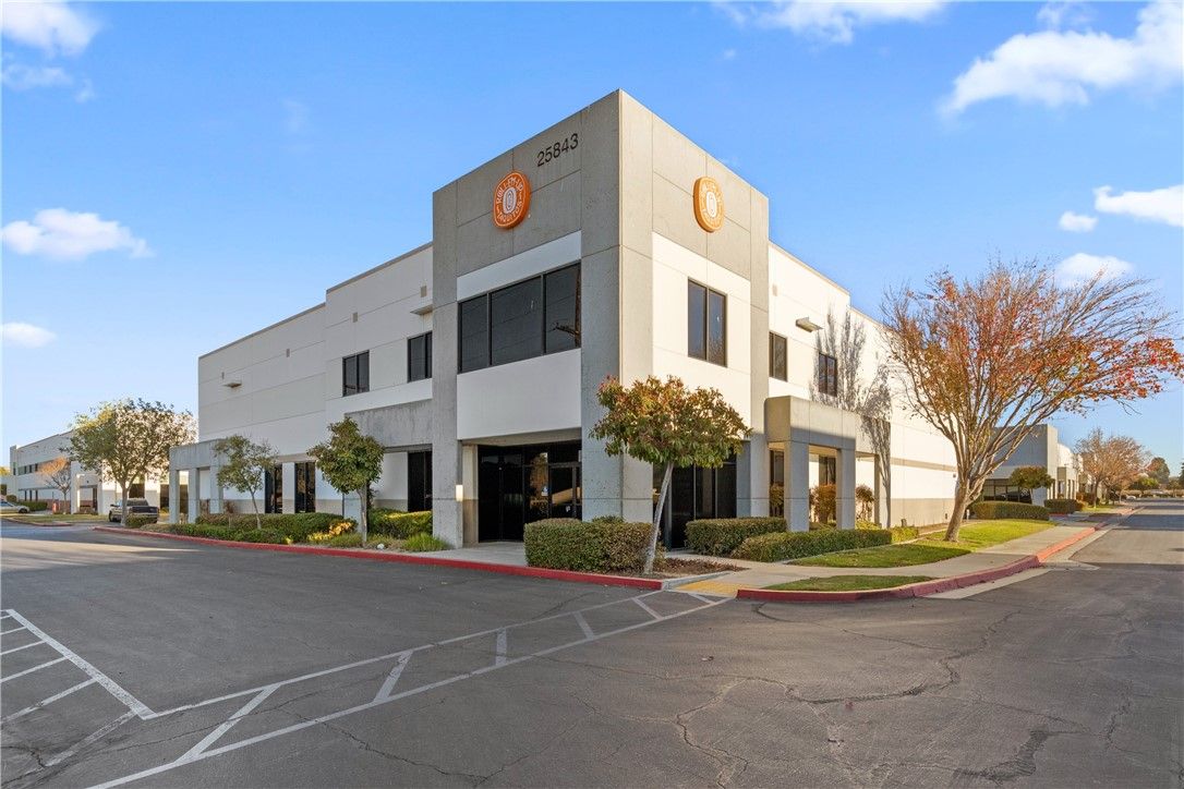 Exterior, Facade, Modern