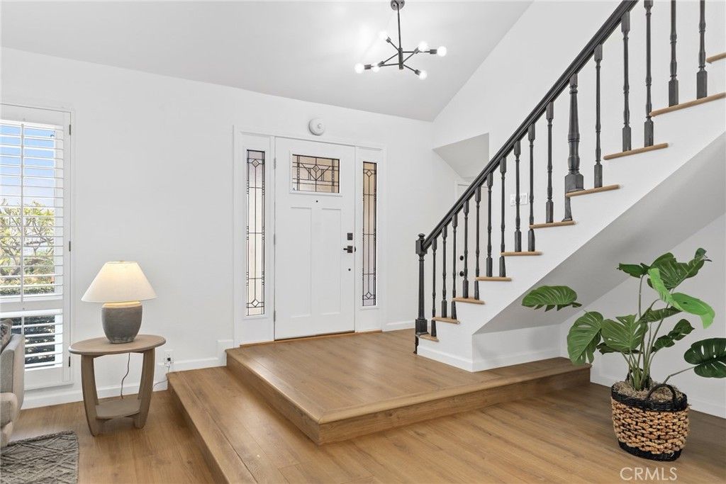 Interior, Pendant Lights, Wood Texture Flooring
