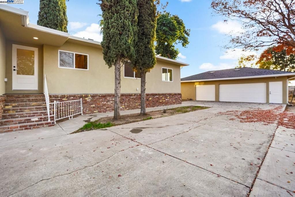 Detached Garage, Exterior