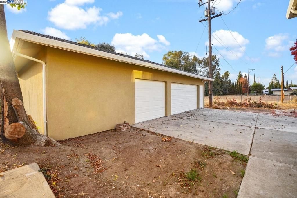 Detached Garage, Exterior